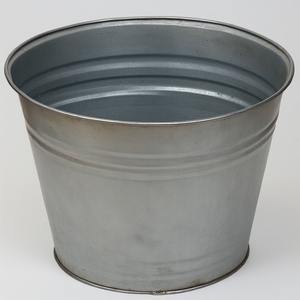 Maceta galvanizada tradicional con pulido rústico brillante, perfecta para jardín al aire libre de temporada y estilo de casa de vacaciones - Product Image 5