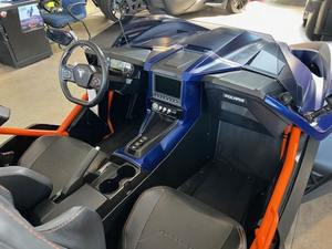 Motocicleta Trike Slingshot 2022 Midnight Storm Fade, Transmisión Automática por Eje, 4 Cilindros, Equipada con Diferencial, en Venta - Product Image 3