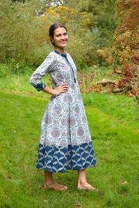 Vestido Melody Estampado a Mano, Algodón Puro, Línea A, Estilo Boho, Blanco y Azul - Product Image 4