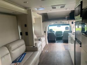 Camping-car de luxe Tiffin Motorhomes Wayfarer 2021, blanc, norme d'émission Euro 5, capacité 4-6 personnes, expérience de camping optimale. - Product Image 3