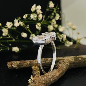 Anillos de compromiso Toi Et Moi con diamante certificado CVD IGI de Esmeralda y pera de oro macizo de 14K. Anillo de Compromiso Diamante Corte Esmeralda Pera - Product Image 2