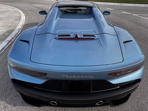 Maserati MC20 Cielo Turbo Coupé 2023, intérieur cuir foncé, boîte automatique, propulsion arrière, certifié, propre et peu utilisé - Product Image 5