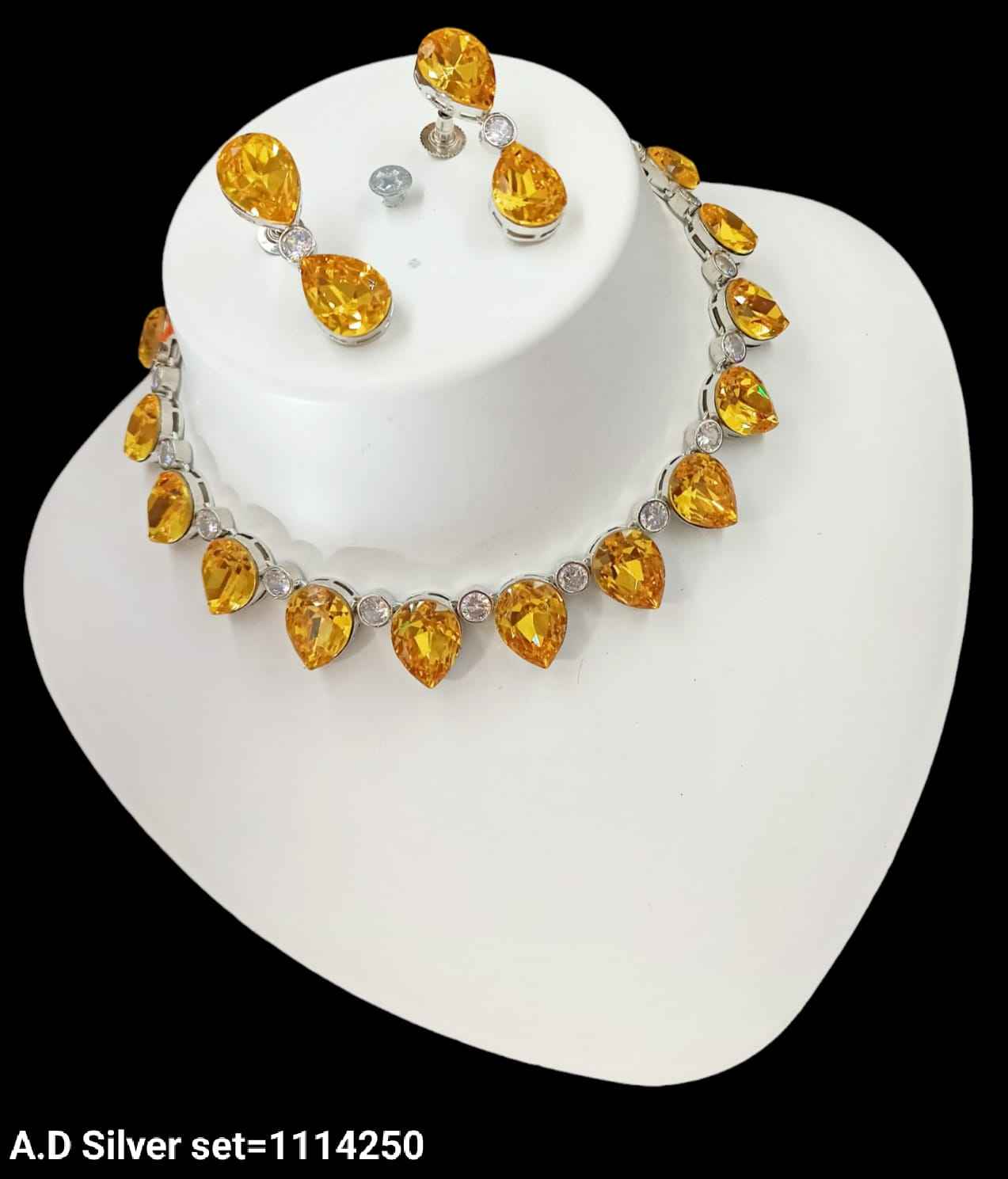 สีเหลือง