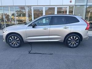 Volvo XC60 B5 Plus SUV 2025 Très Propre, Boîte Automatique, Sièges en Cuir, Toit Panoramique, Phares et Feux Diurnes à LED, Sièges Foncés - Product Image 4