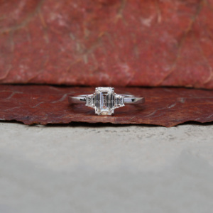 Anillo de compromiso de tres piedras cultivadas en laboratorio con corte esmeralda de 1,0 quilates, regalo de aniversario para su anillo de diamante CVD - Product Image 1