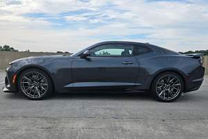 Chevrolet Camaro ZL1 Coupé 2023, Bajo Kilometraje, Caja de Cambios Automática, Volante a la Izquierda, Neumáticos R20, Estado Oscuro - Product Image 5