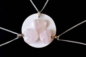 Colgante de cuarzo rosa en forma de corazón, de moda y gran venta, cristal curativo natural para joyería, meditación y moda. - Product Image 3