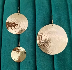 Pendientes Redondos Pulidos de Latón Texturizado, Ligeros y Atrevidos, Joyería Moderna Boho para Mujer - Product Image 2