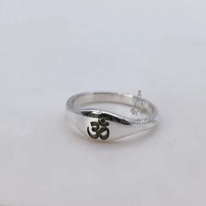 Anillo Om de Plata de Ley 925 con Símbolo Aum, Joyería de Yoga Hecha a Mano con Grabado Personalizado, Regalo Espiritual para Meditación con Baño de Oro Vermeil - Product Image 3