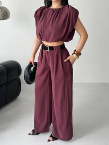 Ensemble deux pièces pour femme : Haut en mousseline sans manches à col halter avec volants et pantalon large – Tenue élégante printemps-été unie - Product Image 3