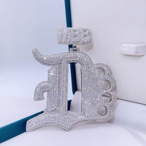 Collier pendentif en diamant Moissanite de luxe au design unique pour femmes au fabricant de gros - Product Image 3