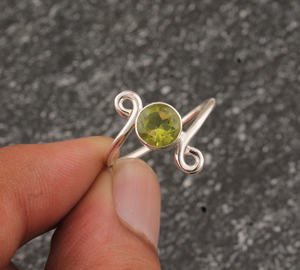 Anillo Solitario Clásico Boho Hecho a Mano con Piedra Preciosa Turquesa de Corte Brillante en Engaste de Plata de Ley 925, Anillo Unisex para Boda - Product Image 1