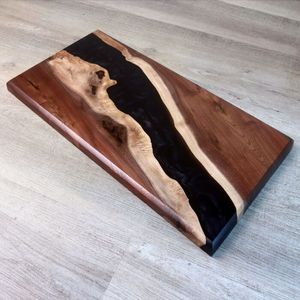 Tabla de cortar de resina con Río de resina azul brillante a través de madera maciza pieza hecha a mano perfecta para frutas queso y comidas pequeñas - Product Image 3