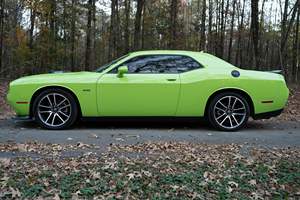 Challenger R/T Shaker 2023 con Motor Hemi V8, Paquete Shaker, Color Sublime, Mayormente sin Modificaciones - Product Image 3