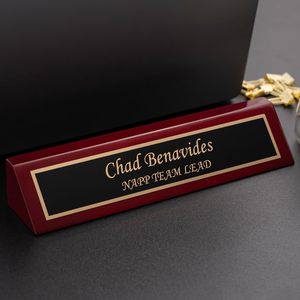 Cuña de escritorio de palisandro con marca de madera grabada personalizada con placa de nombre personalizada, grabado personalizado incluido. - Product Image 5