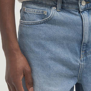 Pantalones cortos de mezclilla desgastados de cintura alta personalizados para hombre, ropa de calle de verano, diseño de diamantes holgados Vintage con lavado ácido y diamantes de imitación - Product Image 4