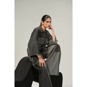 Chemise en jean noir pour femme, ornée de boutons - Product Image 3