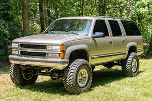 Chevrolet Suburban K2500 LS 4x4 de 1999, Usada en Buen Estado, con Eje Sólido Intercambiable, Motor V8 de 454 Pulgadas Cúbicas, Modificaciones Extensivas - Product Image 2