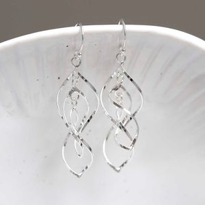 Pendientes de plata de ley de triple giro Diseño elegante y contemporáneo - Product Image 3