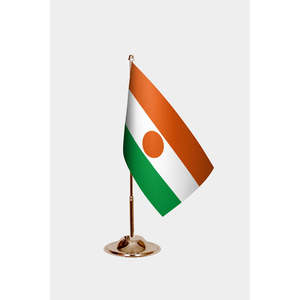Drapeaux de bureau du Niger avec logo personnalisé, impression numérique, style fanion avec mât en aluminium, en soie plastique et polyester - Product Image 2