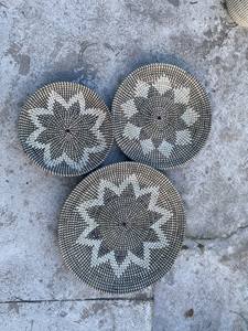 Assiette suspendue en jonc de mer artisanale de qualité supérieure, origine Vietnam, art mural tissé naturel pour la décoration de la maison et des complexes hôteliers - Product Image 3