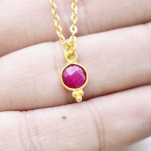 สร้อยคอพลอยทับทิมทรงกลมขนาด 6 มม. ประดับด้วยพลอยราวาสามเม็ด งานแฮนด์เมด เครื่องประดับที่โดดเด่น - Product Image 2