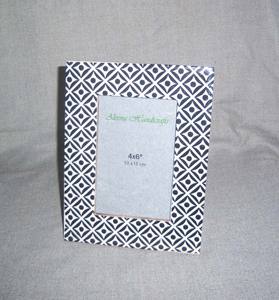 Cadre photo en bois artisanal pour une décoration intérieure élégante, affichant des souvenirs précieux avec un attrait de qualité artisanale intemporelle, en vente - Product Image 1