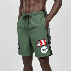 กางเกงว่ายน้ำผู้ชาย ผ้าโพลีเอสเตอร์ทาสลอน 130 GSM แห้งเร็ว สีเขียวมะกอก แถบข้างสีดำ ปักโลโก้ - Product Image 4