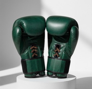 Guantes de Entrenamiento Profesionales de Cuero con Elegantes Detalles en Dorado, Cierre de Cordones y Acolchado de Espuma Multicapa para Gimnasio - Product Image 2