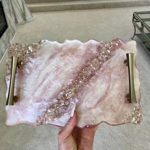 Plateau de service en résine design fabriqué à la main pour la beauté et l'utilité dans la cuisine, la salle à manger et les besoins de présentation d'événements - Product Image 1