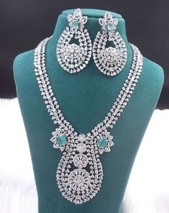 Fournisseur indien AD Ensemble de bijoux avec des pierres de zircone cubique pour les robes de mariée et les tenues de soirée formelles Cadeau disponible au meilleur prix - Product Image 2