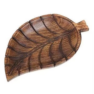 Tazón de madera con forma de hoja con acabado natural hecho a mano, ideal para servir ensaladas en la cocina y para decoración del hogar. - Product Image 2