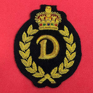 Insignias Bordadas Premium Hechas a Mano, Diseño con Hilo Metálico Dorado, Personalizadas en Cuero, Algodón y Nailon para Uso en Exteriores, Hechas en Pakistán, OEM - Product Image 3