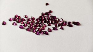 Piedra preciosa de cuarzo Natural granate rodolita púrpura de grado superior en forma de pera 3x5mm y 7x9mm piedras cortadas al por mayor para fabricantes de joyas - Product Image 5