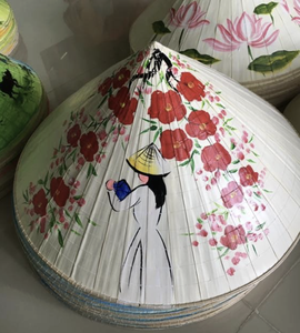 Chapeau conique vietnamien fait à la main en feuilles de palmier pour la protection quotidienne contre le soleil, style culturel d'origine vietnamienne - Product Image 5