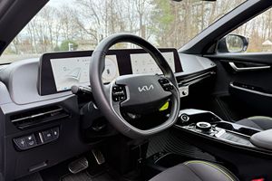 Livraison mondiale pour 2023 pour EV6 GT AWD SUV 100-150PS Double moteur Gris mat acier Sièges en cuir non modifiés - Product Image 4