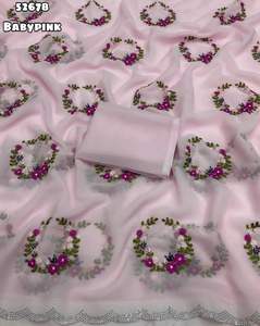 ผ้าซารีจอร์เจตต์ดีไซน์แบบบอลลีวูดสำหรับงานแต่งงานและงานปาร์ตี้ของผู้หญิง พร้อมงานปักลายซีรอสกี้ ผลิตในอินเดีย มีสินค้าในสต็อก - Product Image 4