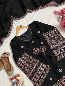 El set Kurta-Plazzo recién lanzado mejora la belleza de tu armario con este elegante Salwar Kameez - Product Image 2