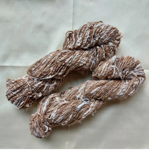 100% fil de soie Tussar & Mulberry filé à la main avec une texture unique recyclée pour tricoter et tisser à la main des motifs bruts - Product Image 1