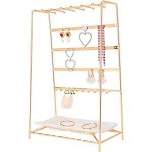 Hermoso y llamativo expositor de joyas para productos de estilo de vida, superficie metálica que refleja la luz y añade brillo a tu área de tocador. - Product Image 5