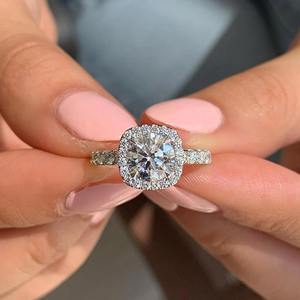 Bague en argent 925 de qualité supérieure avec diamant pour femme ou bijou raffiné élégant à porter lors d'occasions spéciales, disponible à un prix avantageux - Product Image 3