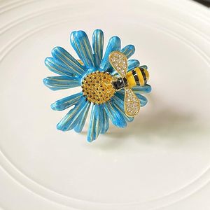 Anneaux de serviette en métal fleur de marguerite avec décoration de table au design exclusif pour mariages et fêtes - Product Image 2