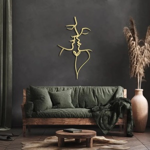 Diseño asimétrico en metal plateado para una exhibición de pared única y contemporánea - Product Image 4