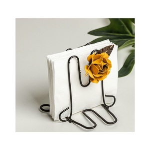 Beau porte-mouchoir en fil métallique artisanal pour la cuisine et le salon avec un élégant design en métal solide et moderne - Product Image 1