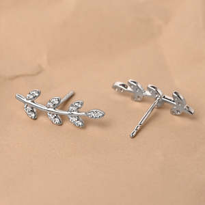 ต่างหูแบบหนีบ CLARA 925 เงินแท้รูปใบไม้ ดีไซน์ทันสมัย ชุบทอง 14K/18K ต่างหูห่วงประดับเพชรซิคอน มุก และเพชรแท้ให้เลือก - Product Image 3