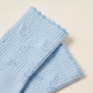 Chaussettes de sport bleu clair personnalisées avec logo, imprimé jacquard floral, semelle antidérapante pour femmes, usage quotidien, saison printemps - Product Image 2