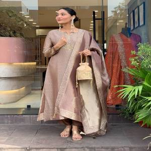 Ensemble de costume VASTRA COTTAGE en jacquard Banarasi pur avec tissage Zari fait main, col entièrement brodé, pantalon assorti et dupatta tissé Zari - Product Image 1