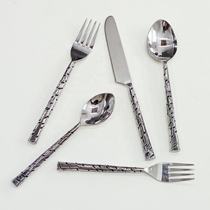 Ensemble de couverts en acier inoxydable plaqué argent avec poignée ronde au Design moderne avec cuillère, couteau et fourchette de luxe - Product Image 1