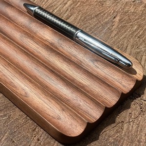 Portalápices Ecológico Hecho a Mano con Resina y Madera Natural con Diseño de MODELO, Organizador de Accesorios de Escritorio - Product Image 1