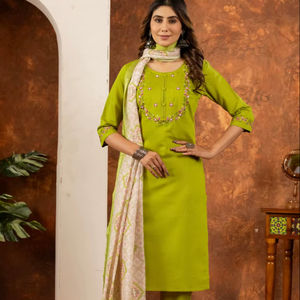 ชุดคุर्ตาสีเขียวปักลายสำหรับผู้หญิง พร้อมผ้าคลุมไหล่พิมพ์ลาย คอลเลคชั่นชุดพื้นเมือง - Product Image 1